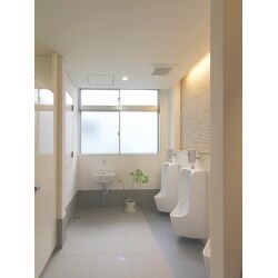 以前は少し病院っぽいつくりで味わいがなかった
トイレでしたが、スタイリッシュになったトイレは社員にも好評で担当者としてもうれしいです。
特に間接照明が好評で、癒され空間になりました。
