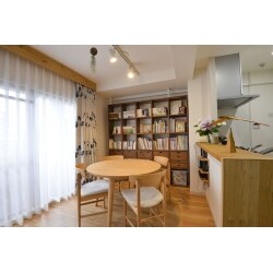 ２つの部屋を挟んでつなぐ「ウォークスルークローゼット!?」を設置し、両部屋から荷物が取り出せ、また1か所にまとまっているので部屋を広く使えるようになりました。
風の通りもよくなり、気持ちよく過ごせます。
また、玄関近くの部屋には、埋め込みシュークローゼット作成するために出来た壁の出っ張を、大きなカウンターとして有効活用でき、部屋が狭くなったようには感じません。