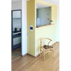 独立型のキッチン空間を、キッチンの背面のバック収納カウンター設置壁面に開口をとり、明るさを取り入れると共に、毎日の食事の配膳も楽にしてもらえるようプランニング。