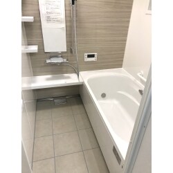 大きな窓からの隙間風とタイルのお風呂のため、冬場は特に寒いのがお悩みでした。ユニットバスにして窓も小さくしてすることでとても暖かいお風呂になりました。
