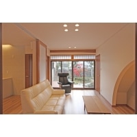 庭をのぞむ あたたかい家