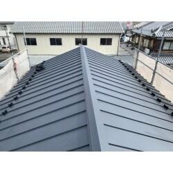 瓦屋根から金属屋根に葺き替えました。
瓦を外し、上にのっている土を落とすと、軽くなり耐震性がアップします。
さらに立平葺きという耐震性に優れ、雨漏りもしにくい葺き方を採用しています。
冬は寒く雪が多い地域なので、雪止めを付けました。