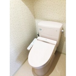 水漏れをきっかけに、トイレの全面リフォーム！
昔ながらのタイルの壁・床からクロス・クッションフロア仕上げにしたことで
段差も解消されました。