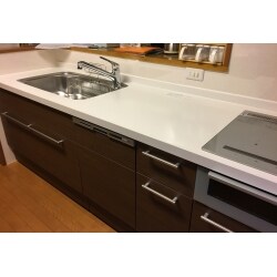 配置や大きさはそのままで、キッチンの取替をしました。
収納力もアップし、新しいキッチンで楽しくお料理していただけます。