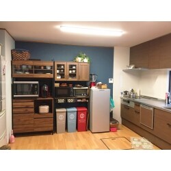 L型のキッチンから壁付けのキッチンに変更したので、お部屋全体が広く感じます。
また、キッチン横にアクセントクロスを張りカフェのような雰囲気の空間になりました。