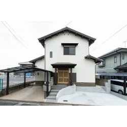 外壁、屋根を補修、塗装し、駐車スペースを１台拡張。