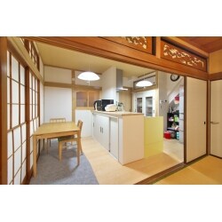 "2室続きの和室を１つにしてキッチンにするため和室との関係性を壊さないように配慮。
床暖房も入れ暖かく過ごせるようにした。また、廊下側が暗くならないように室内窓をつけた。			
