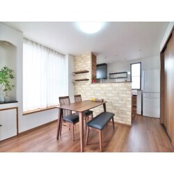 床や建具の色味を落ち着きのある色に揃え、居心地の良い空間となりました。