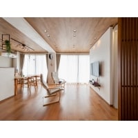 大好きな電車の見えるしっくいと木目の家