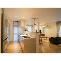 玄関が吹き抜けで広々の家