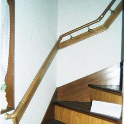 介護改修で階段の手摺をつける。