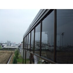 雨や雪の入り込みを防ぎ、さらに視線も遮る目隠しスクリーンテラスです。