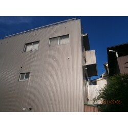 建物の老朽化と共に、外壁などにクラックが起き、雨漏りや錆びの原因となり、建物自体が弱体化する事を防ぐ為に外壁、防水工事を提案させて頂きました。