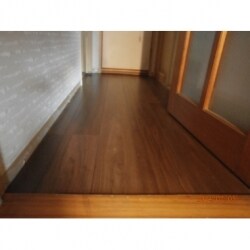 元の床材をはがして新しい床材に張替えます。
床の高さは変わらず、床組の状態も確認できるため、床が古くなってきしんできた場合に有効な方法です。