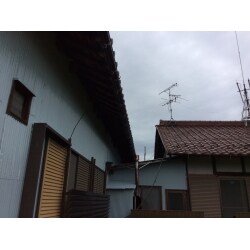 外壁トタン部分に塗膜の摩耗があり、一部に錆が発生していました。現状の状態からコストを抑えてメンテナンスを行うため、下塗りに錆止め塗料を提案し、3回塗りの塗装工事を提案させていただきました。
また、玄関の屋根トタンの補修をさせていただきました。