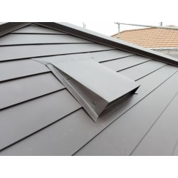 劣化した屋根を撤去し、建物への負担を軽減する軽量さ、耐久性、静音性にも優れた屋根になりました。