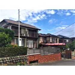 お庭の植木は、伐採撤去して除草シートを張り、砂利を敷きました。
また、フェンスも新しく設置して、外回りも美しく整えました。
