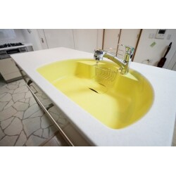 イエローのシンクがポイントの2.型キッチン