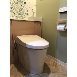 限られた空間の中で、手洗い器付き・コンパクトで綺麗を保てるトイレをご希望されていたため、タンクがキャビネットに隠れて空間がすっきりと見えるリフォレをおすすめさせていただきました。