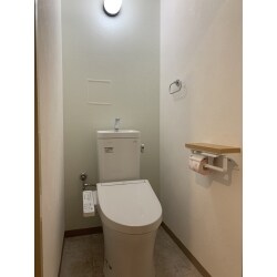 ヒアリングの際「便座の機能のなかでも使わないものがある」とお聞きしていたのでその点を考慮しながら決めさせていただきました。薄いグリーンのアクセントクロスが入れることで爽やかでお洒落な空間となり、お客様にも大変気に入っていただけました。