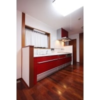 赤いキッチンのある空間。