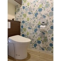 配管が見えないキャビネット付きのトイレ