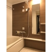 木目の温かみを感じる浴室