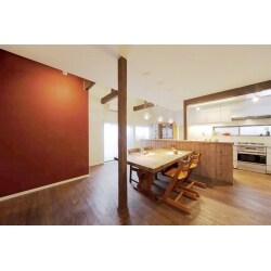 賃貸住宅だった建物の2階2戸分の壁を抜いて１戸にし、自宅として使用していたIさま。１階部分の1戸が空くのを機に今回のリフォームを決めました。共用廊下を無くして玄関を設け、1階の1戸分のスペースを書斎と洋室に変更。2階のキッチンとLDを区切っていた壁を取り払い、抜けない柱はカウンターの一部に組み込みました。