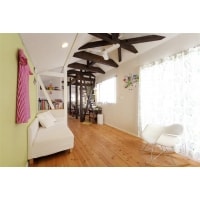 天窓やバルコニーから光と風を採り込める空間に