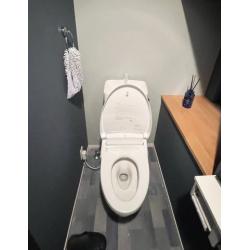 LIXIL「アメ―ジュ便器」を施工。
お手入れも簡単で、家族みんなが気に入るカフェのトイレのような空間になりました。