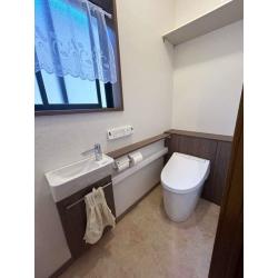 経年劣化に伴い、トイレをリフォームしました。
「Jフィット」で使い勝手も良く、ナチュラルな温かみあるトイレ空間に仕上げました。