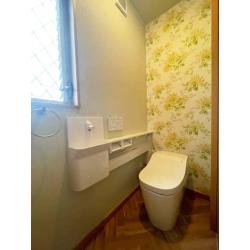 トイレの老朽化に伴い、リフォームをしました。
ローラアシュレイの壁紙で華やかなトイレに生まれ変わりました。