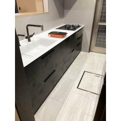 造作カウンターのある高級感溢れるかっこいいキッチン