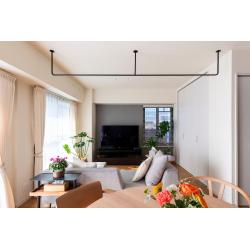 老朽化と家族構成の変化を機に、これまで迷われていたリフォームへ踏切り開放的な住まいが完成しました。
間取りを見直しレイアウトの変更や収納の確保が叶い、暮らしやすい空間へ。