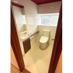 段差がないトイレにしたいとリフォームのご相談をいただきました。
フラットな床にしたことで、安心して使えるトイレに生まれ変わりました。