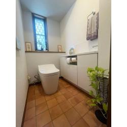 手洗い器の故障に伴い、トイレのリフォームをしました。
お洒落な空間の中でもしっかりと収納できるトイレに生まれ変わりました。