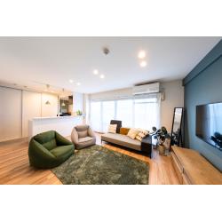 お住まいのマンションが老朽化してきたことに伴いリフォームをお任せいただきました。
ご夫婦の快適な暮らしと、娘様二人がオシャレでのびのび過ごせる空間づくりを叶えるべく、収納や動線に配慮した居心地の良い空間を提案しました。