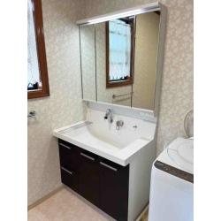 経年劣化による水漏れにお困りで、洗面リフォームのご相談をいただきました。
施主様お好みの上品でかわいらしい洗面空間に生まれ変わりました。