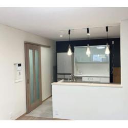 使い勝手の悪さにお困りでキッチンリフォームをしました。
白を基調とした明るく清潔感のあるキッチンに生まれ変わりました。