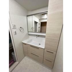 老朽化に伴って、洗面リフォームをしました。
明るい木目調の洗面所に生まれ変わりました。