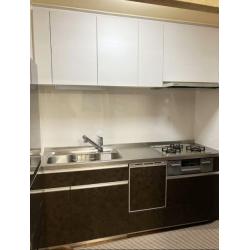 収納力不足や水廻りの老朽化をきっかけに、キッチンリフォームをご検討されました。
扉柄はツートーンを採用し、上部を白ですっきり、下部を濃い色で落ち着いた印象に。
機能性とデザイン性を両立した、メリハリのあるキッチンに変化しました。