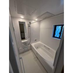 白を基調とした、明るく清潔感のある浴室に仕上がりました。
丸洗い可能な着脱式カウンターやマグネット式収納を採用し、日々のお手入れが簡単に。
壁パネルや床の掃除がしやすい、快適な浴室空間です。