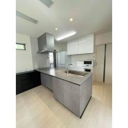 水栓の水漏れや機器類の故障により、キッチン全体の交換をしました。
高級感のあるキッチンに生まれ変わりました。