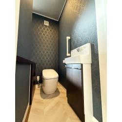 ウォシュレットからの水漏れをきっかけにトイレリフォームしました。
シックでお洒落なトイレ空間に生まれ変わりました。