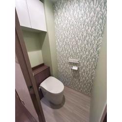 キャビネット付トイレと収納棚を採用し、空間がすっきりとした印象に。
機能性とデザイン性を兼ね備えたトイレ空間に仕上がりました。
アクセントクロスも取り入れ、おしゃれな雰囲気を演出しています。