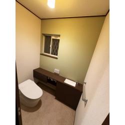 一体型トイレを採用し、小便器を撤去、カウンターを設けることでトイレの広さを最大限に活用しました。
清掃性が向上し、すっきりとした心地よい空間に仕上がっています。