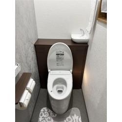 タンクからの水漏れをきっかけに、トイレ空間のリフォームをご依頼いただきました。
当初は手洗い器の増設をご希望されていましたが、空間の広さを考慮し、見た目もすっきりとしたデザインでありながら手洗い器も備えた「レストパル」を採用しました。
機能性とデザイン性を両立した、快適で使いやすい空間へと仕上がりました。