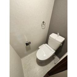 水漏れをきっかけに、トイレをリフォーム。
白とグレーを基調とした内装で、落ち着きのある空間に仕上げました。
アクセントの濃いグレーは背面に取り入れることで、空間全体が暗くなりすぎないよう工夫しています。