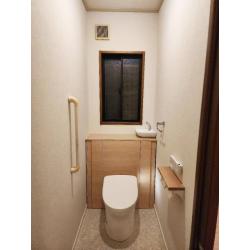 老朽化とウォシュレットが付いていないことをきっかけに、トイレをリフォームしました。
内装を一新し、落ち着きの空間へと生まれ変わりました。
キャビネット付きトイレを設置するとともに、既存の壁付け収納棚を撤去し、すっきりとした印象に仕上げました。