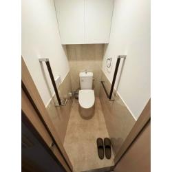 既存はキャビネット付きのトイレでしたが、排水管に不具合などがあった際にもすぐに気づけるよう、排水管が見えるトイレ空間をご希望でした。
そこで、お手入れのしやすさにも配慮し、TOTOの「ピュアレストMR」を採用。
排水管の状態を確認しやすく異変にもすぐ気づける、すっきりとしたトイレ空間に仕上がりました。
